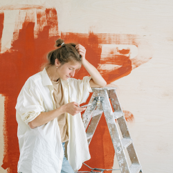 une femme qui fait de la peinture