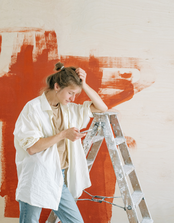 une femme qui fait de la peinture