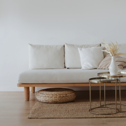 canapé beige et bois qui représente le côté holistique