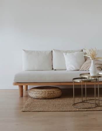 canapé beige et bois qui représente le côté holistique